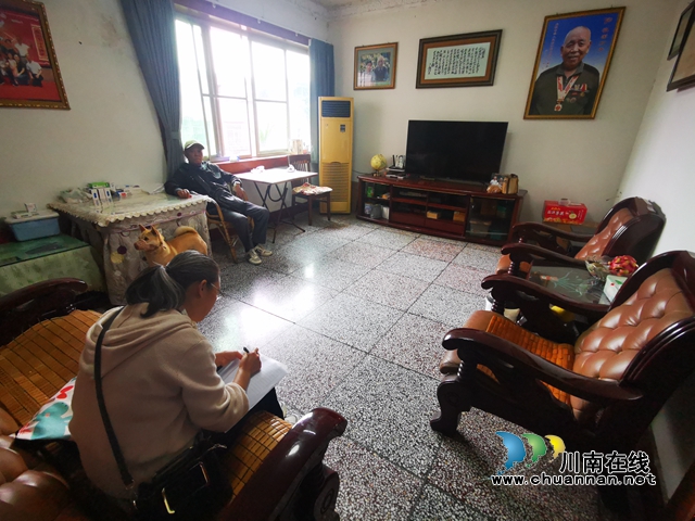 龙马潭区小市街道回龙湾社区开展党风廉政监督员入户走访活动