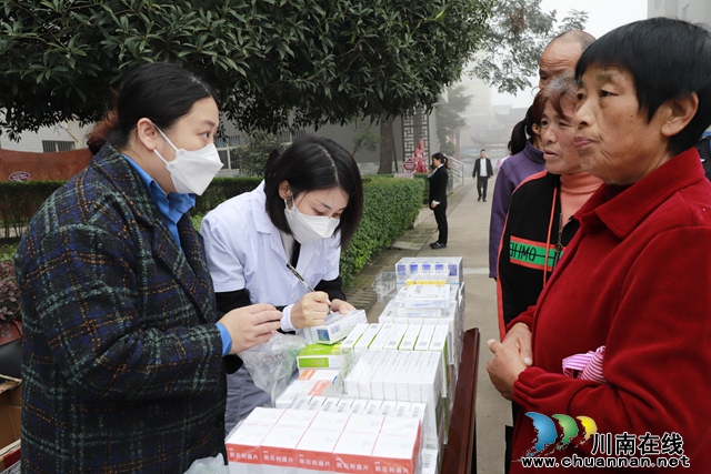 药品发放（魏生梅摄）.JPG