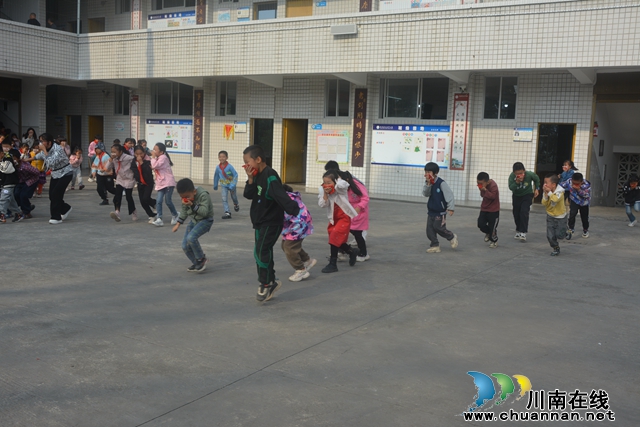 叙永县大石镇中心小学校开展2023年秋期消防应急疏散演练