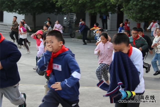 安全逃生现场 (1).JPG