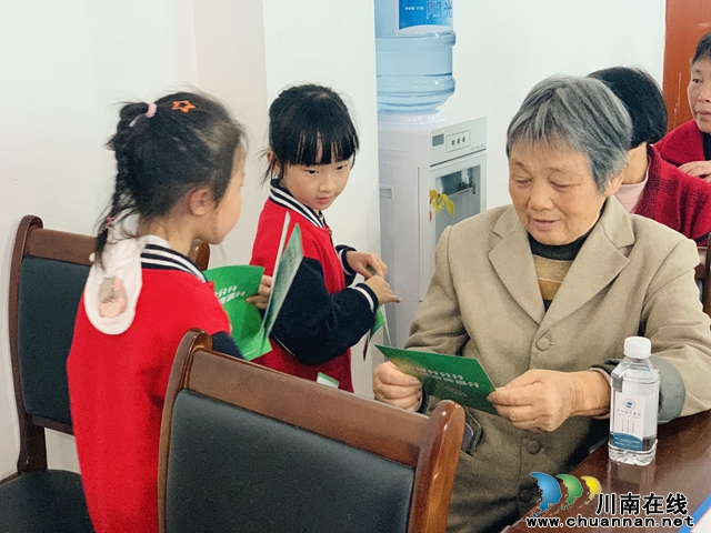 泸县玉蟾街道：童心助力环保 垃圾分类进社区