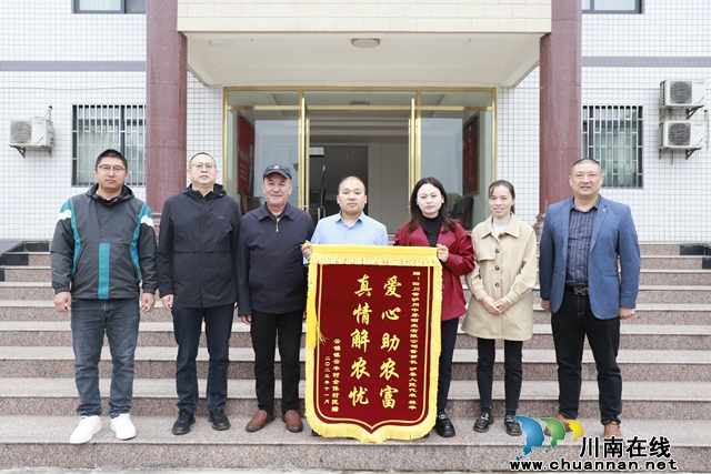 泸县：人大代表高价收购红粱助农增收