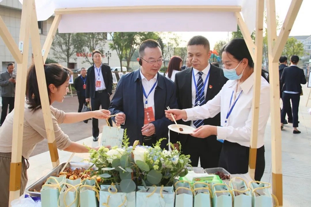 全省医院党建工作片区会在泸州召开(图4) 人4.jpg