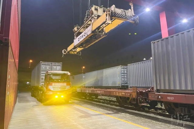 从拼车到包车，搭乘中欧班列出口，他们为什么选择泸州？