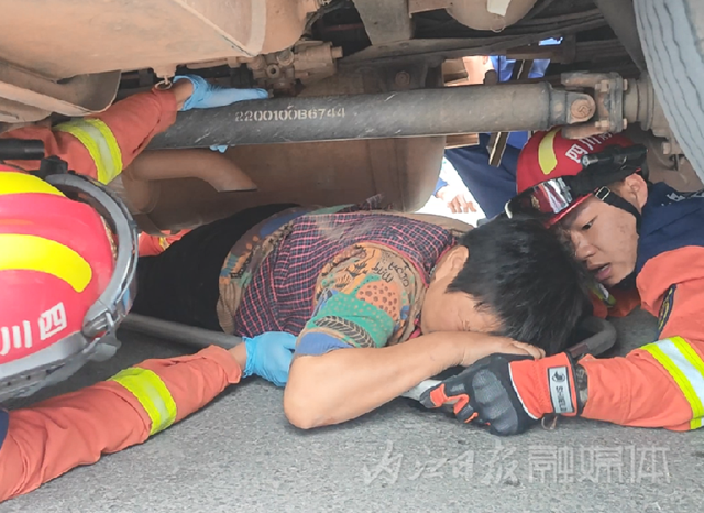 千钧一发！妇女卷入车底，内江消防举车救人