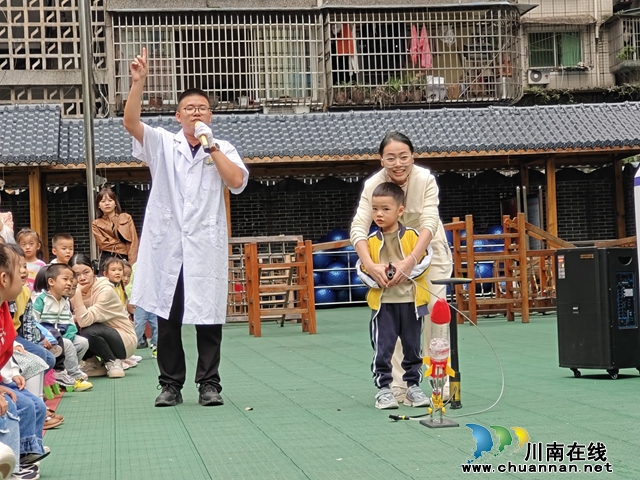 小市幼儿园科技表演现场.jpg
