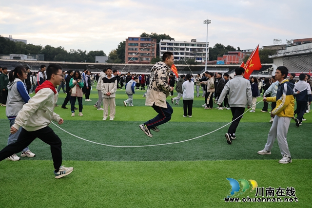 运动减压增活力  赋能前行迎“一诊“丨合江中学高2021级举行跳长绳比赛活动 