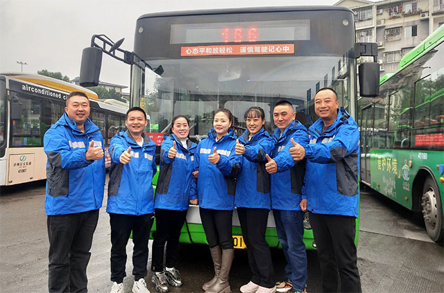 泸州公交一线驾乘人员增配新装、展新颜！更高质量服务为民