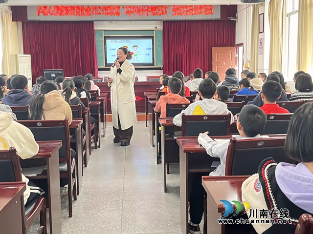    泸县六中：“呵护成长 护苗行动”进校园，为未成年人保驾护航