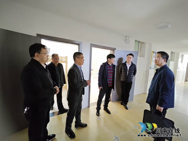 泸州市人民政府总督学张如栩到纳溪区龙车镇中心小学督查工作