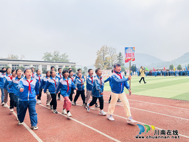 叙永县麻城镇中心小学校举行“奔跑吧·少年”学生秋期田径运动会