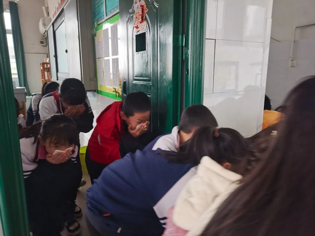 泸州十八中开展秋期消防安全应急演练(图1) 微信图片_20231123110308.jpg