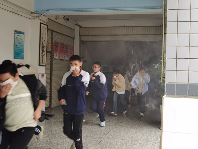 泸州十八中开展秋期消防安全应急演练(图2) 微信图片_20231123110313.jpg