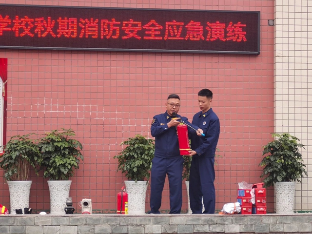 泸州十八中开展秋期消防安全应急演练(图3) 微信图片_20231123110319.jpg