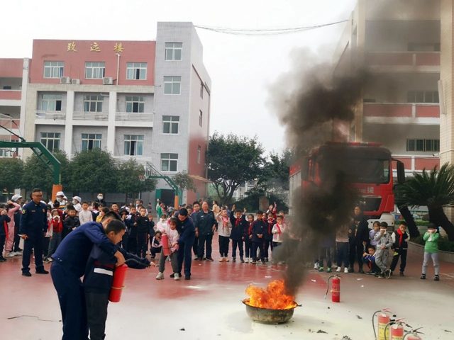 泸州十八中开展秋期消防安全应急演练(图5) 微信图片_20231123110328.jpg