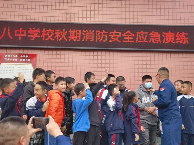 泸州十八中开展秋期消防安全应急演练(图6) 微信图片_20231123110333.jpg