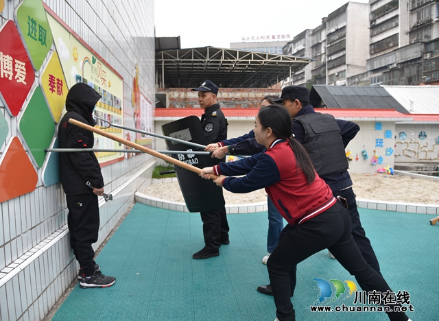 叙永县叙永镇东城幼儿园开展反恐防暴演练活动