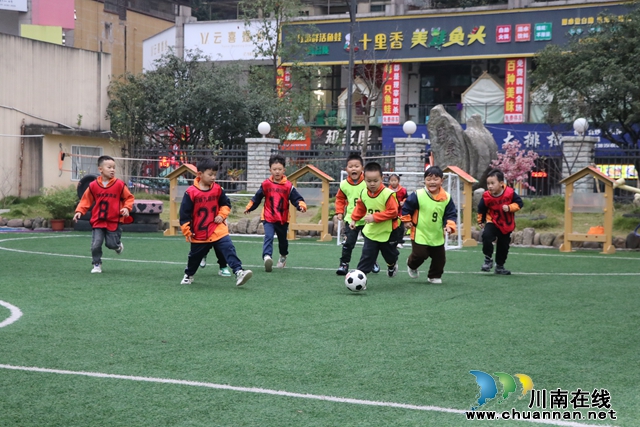 观看幼儿足球比赛.JPG