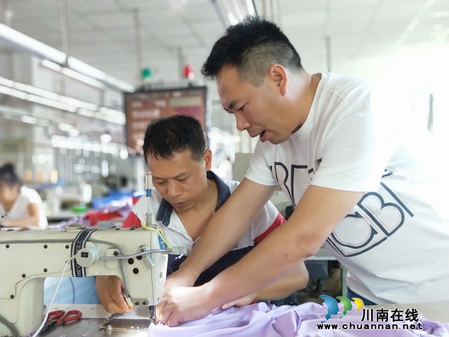 四川省首批返乡入乡创业明星、泸县四川明升服装总经理杨永清（右一）在车间指导员工生产.jpg