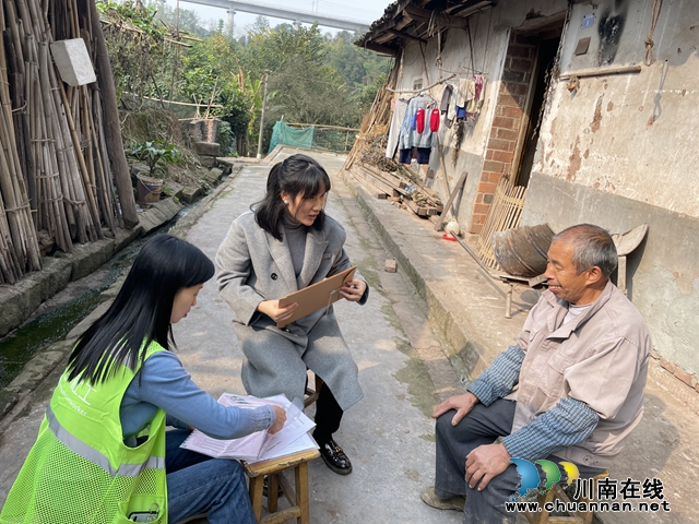 龙马潭区鱼塘街道抚琴台社区开展低保入户核查工作