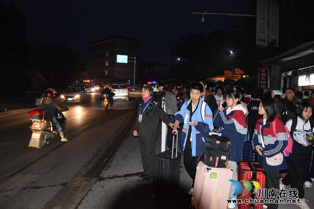 民心守护 | 泸县一中开展第三学月护送学生安全离校“一公里”志愿服务活动