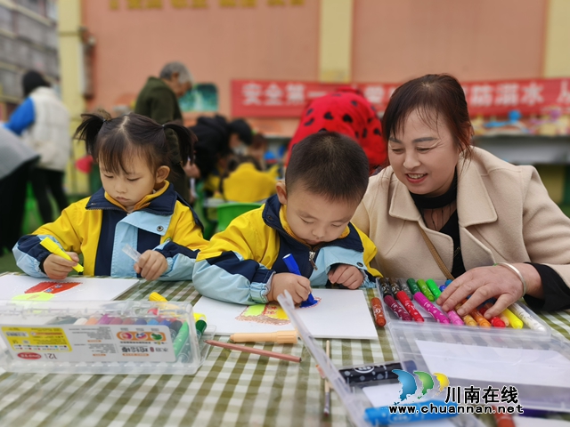 泸县百和镇中心幼儿园开展亲子拓印画活动 (6).jpg