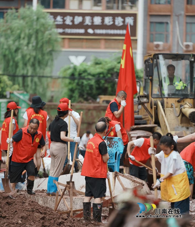 古蔺县“7·27”暴雨抢险救灾中的志愿者.jpg