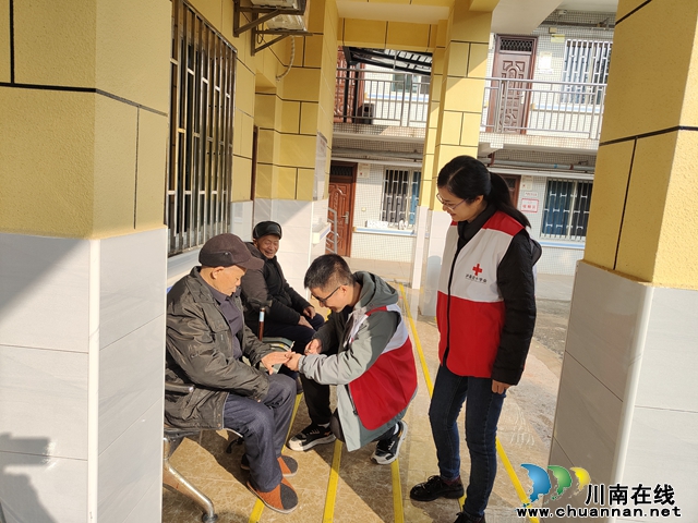 泸县立石镇：敬老爱老 红十字志愿者在行动