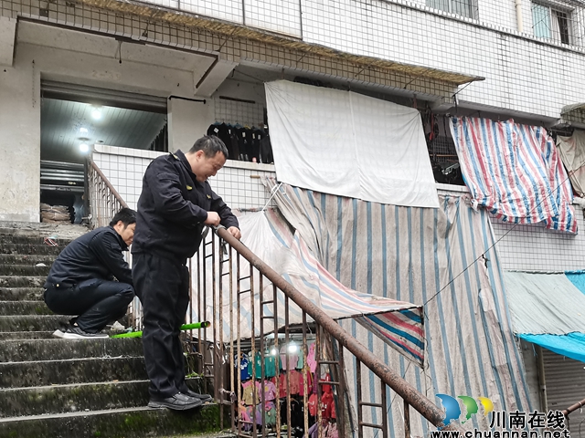 龙马潭区小市街道联合区消防与救援大队、区综合执法局对回龙湾商圈市场消防安全进行专项整治