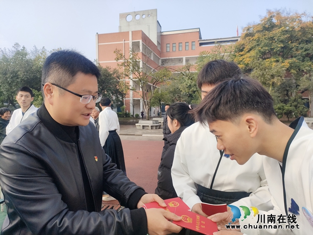 泸县玉蟾街道开展“宪法进校园”宣传活动