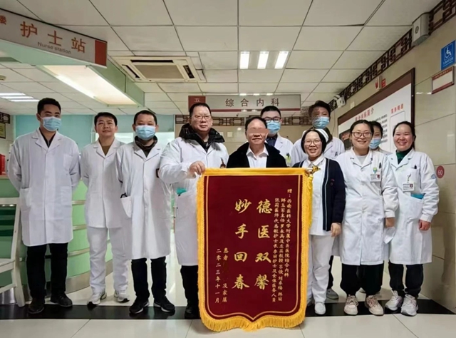 【警惕】泸州一男子还在搓麻将，突然就“耷起”了！