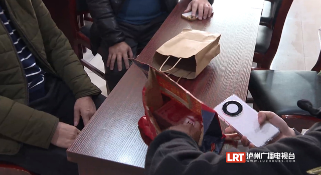 3万多元现金遗落出租车，泸州“的哥”发现后……