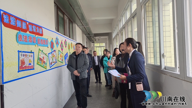 叙永县东大街小学接受泸州市依法治校示范校评估验收