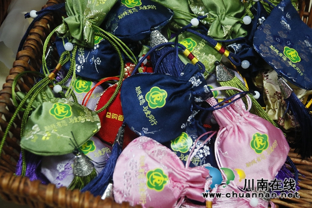 手工制作的香囊 (1).JPG