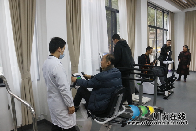 在志愿者带领下进行健身运动 (1).JPG