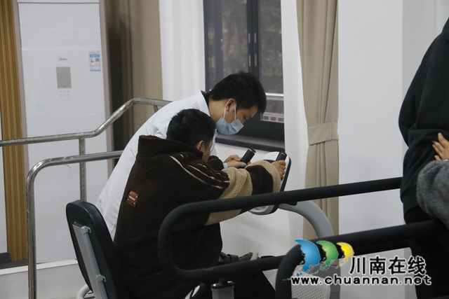 在志愿者带领下进行健身运动 (3).JPG