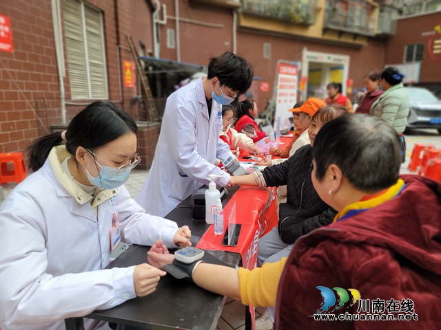 泸县玉蟾街道开展“义诊义剪进小区·贴心服务暖人心”志愿服务活动