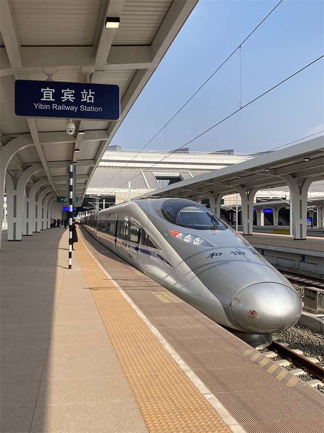 成宜高铁动车开进宜宾啦~​宜宾站迎来首批“客人”