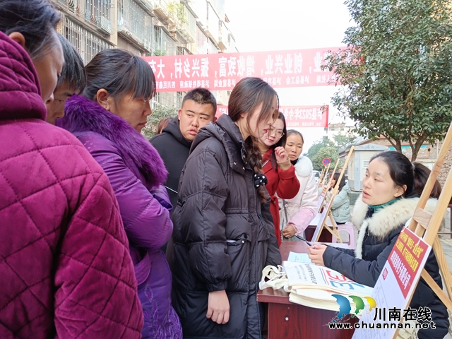 泸县得胜镇林坎社区大学毕业生罗叶琳（左三）在四川省港奇电子有限公司招聘台咨询.jpg