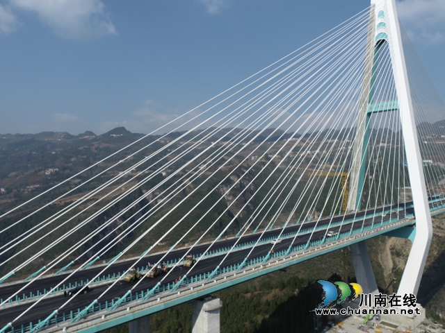 古金高速斜拉桥赤水河特大桥油面顺利铺筑完成(图3) DJI_0024_副本.jpg