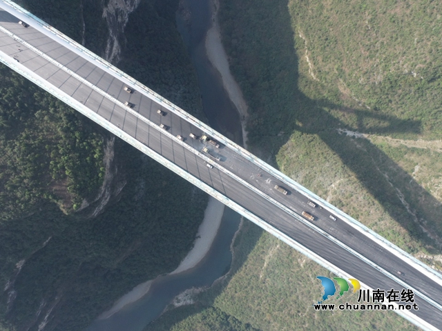 古金高速斜拉桥赤水河特大桥油面顺利铺筑完成(图6) DJI_0034_副本.jpg