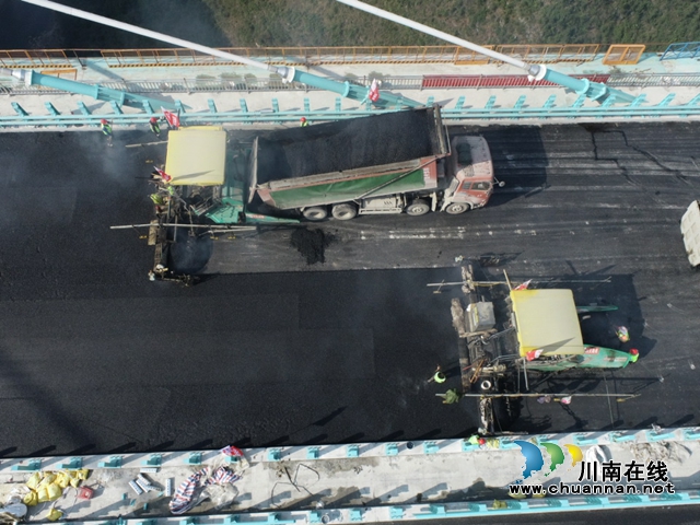 古金高速斜拉桥赤水河特大桥油面顺利铺筑完成(图7) DJI_0048_副本.jpg