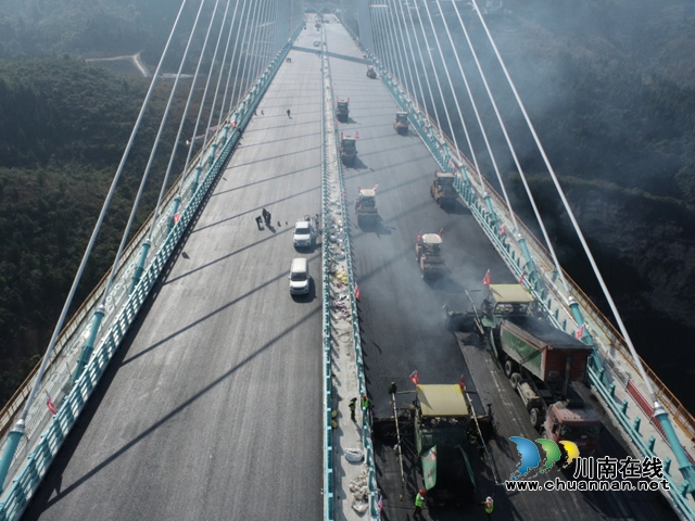 古金高速斜拉桥赤水河特大桥油面顺利铺筑完成(图8) DJI_0051_副本.jpg