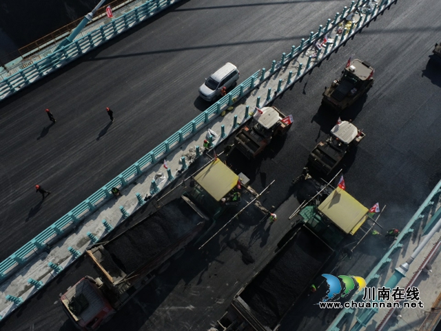 古金高速斜拉桥赤水河特大桥油面顺利铺筑完成(图10) DJI_0059_副本.jpg