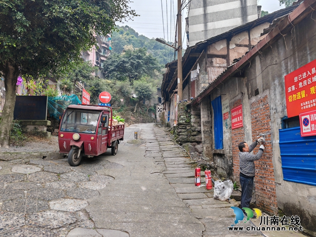 龙马潭区小市街道下大街社区： 驿道更换灭火器  筑牢文物“防火墙”