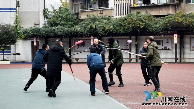 以“演”筑防  临“暴”不乱 | 叙永银顶小学开展反恐防暴应急演练
