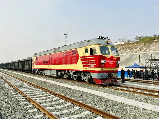 “最后一公里”打通了！宜宾港进港铁路正式通车！