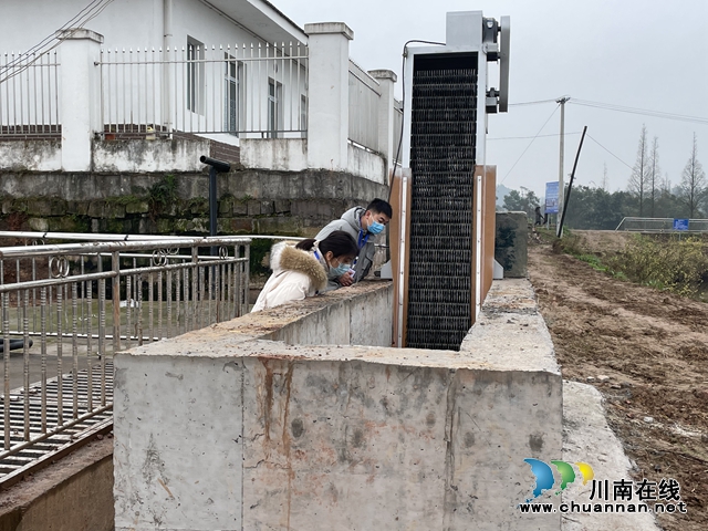 巡查污水处理情况（杜亚摄）.jpg