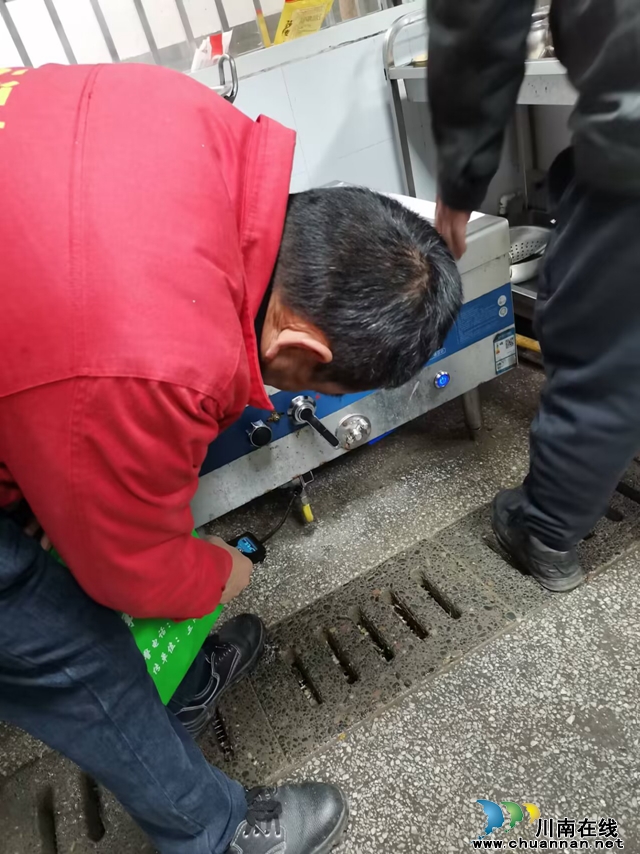 纳溪区龙车镇政府到龙车镇小学开展元旦节前校园燃气安全检查