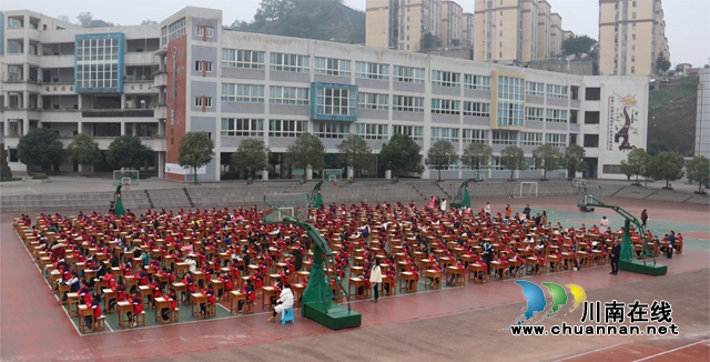 叙永县叙永镇中心小学校举行“庆元旦·共绘中国梦”百人绘画比赛活动